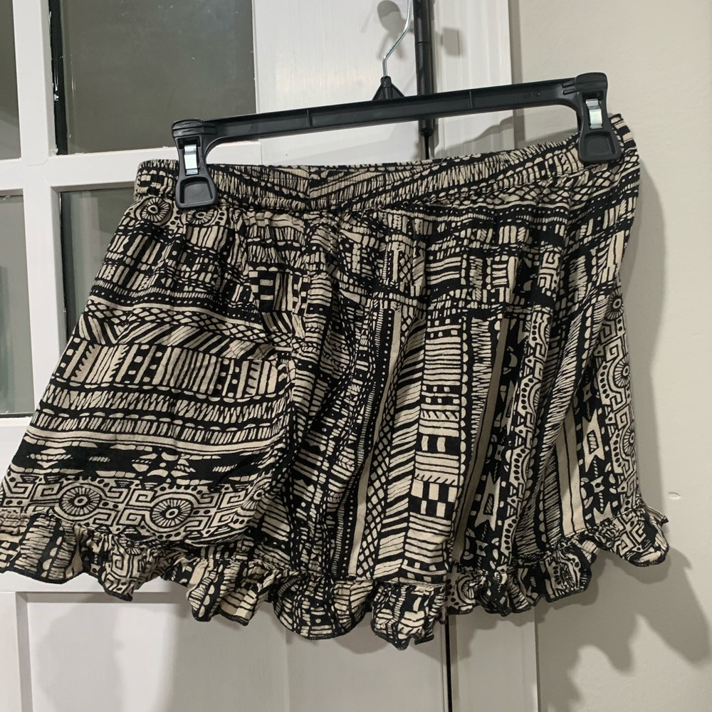 Black & white/grayish Aztec flowy shorts